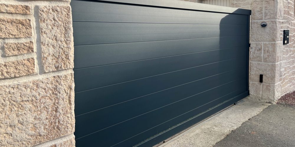 modern-metal-fence-wheels-fencing-yard-area