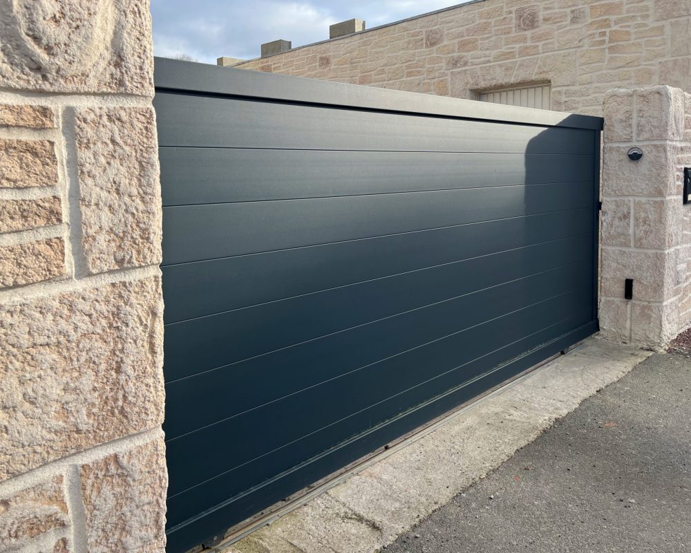 modern-metal-fence-wheels-fencing-yard-area